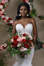 Magnifique robe de mariée sirène bustier en dentelle ornée d'appliqués. Décolleté cœur et en dentelle.
