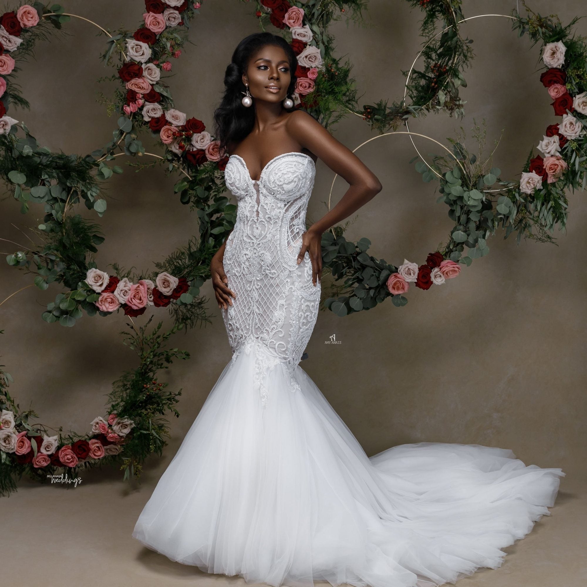 Magnifique robe de mariée sirène bustier en dentelle ornée d'appliqués. Décolleté cœur et en dentelle.