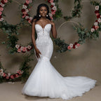 Magnifique robe de mariée sirène bustier en dentelle ornée d'appliqués. Décolleté cœur et en dentelle.