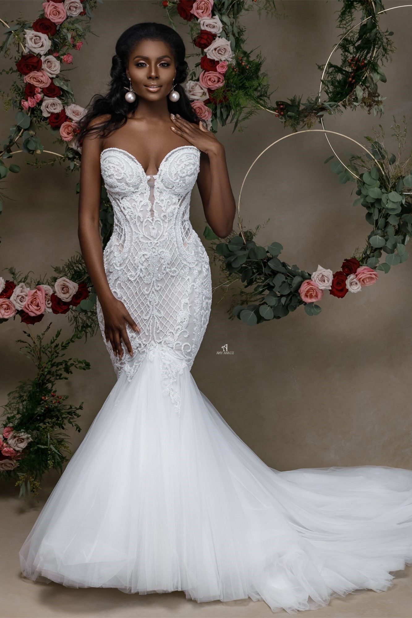 Magnifique robe de mariée sirène bustier en dentelle ornée d'appliqués. Décolleté cœur et en dentelle.