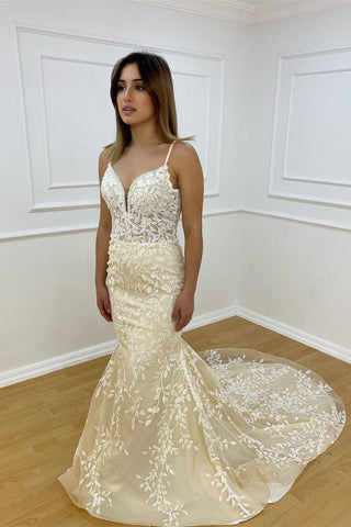 Precioso vestido de novia de sirena sin mangas con escote en V, tirantes finos y encaje.