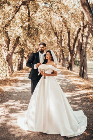 Precioso vestido de novia blanco de satén, corte en A y hombros descubiertos