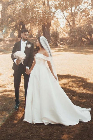 Precioso vestido de novia blanco de satén, corte en A y hombros descubiertos