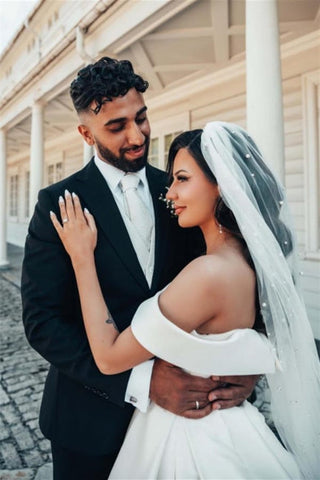 Precioso vestido de novia blanco de satén, corte en A y hombros descubiertos