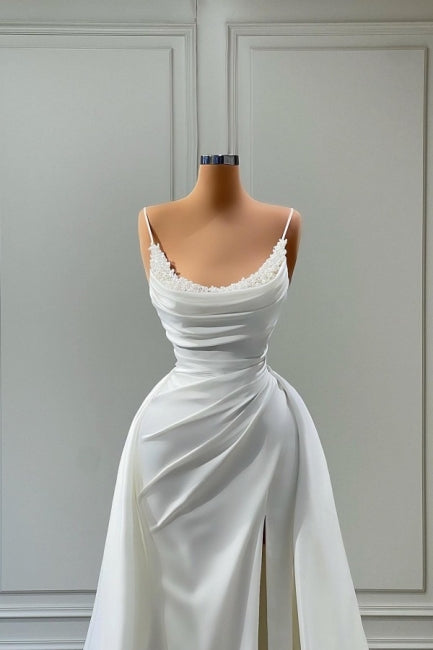 Magnifique robe de mariée blanche longue, coupe trapèze, bretelles spaghetti, ornée de perles.