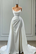 Magnifique robe de mariée blanche longue, coupe trapèze, bretelles spaghetti, ornée de perles.