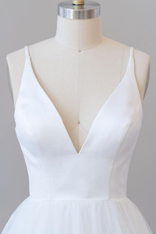 Precioso vestido de novia blanco largo de corte A con escote en V, espalda descubierta y tul