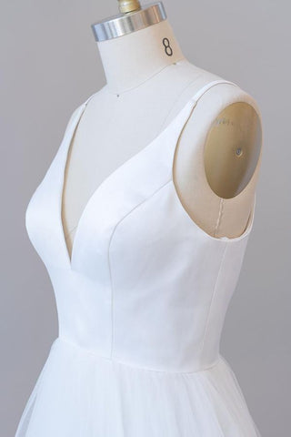 Precioso vestido de novia blanco largo de corte A con escote en V, espalda descubierta y tul