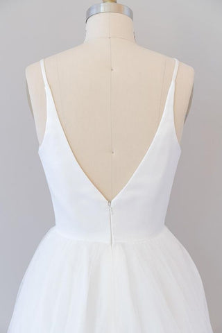 Precioso vestido de novia blanco largo de corte A con escote en V, espalda descubierta y tul