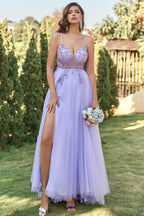 Robe de bal trapèze en tulle lavande ornée de perles
