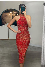 Robe de bal sirène courte élégante à sequins et fente, dos nu.