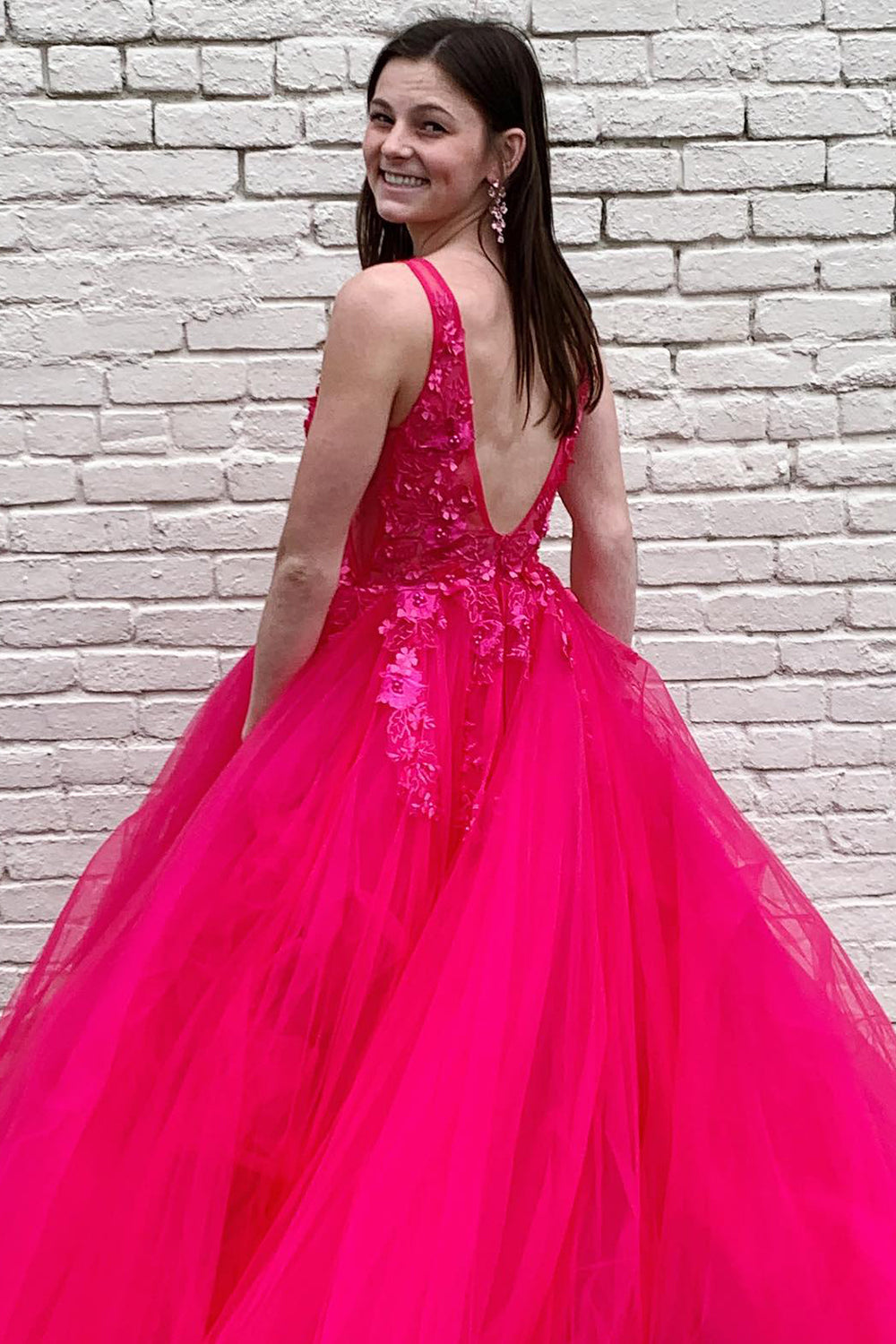 Robe de bal longue trapèze à col en V ornée d'appliques