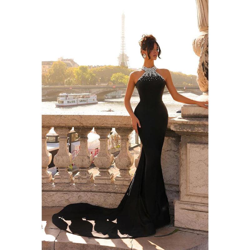 Vestido de fiesta largo de satén con cuello alto, cuentas y cola
