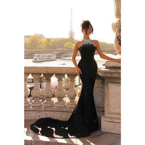 Robe de bal longue en satin à col haut et perles avec traîne