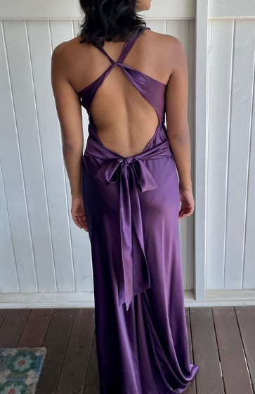 Vestido largo de noche morado con escote en V y espalda descubierta, ideal para fiestas y graduaciones (modelo Y7520)