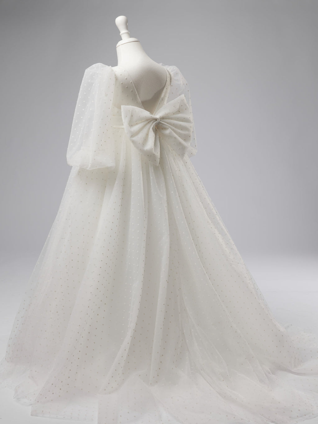 Elegante vestido de niña de las flores para la Primera Comunión, de tul con lunares, mangas abullonadas y cola corta. 