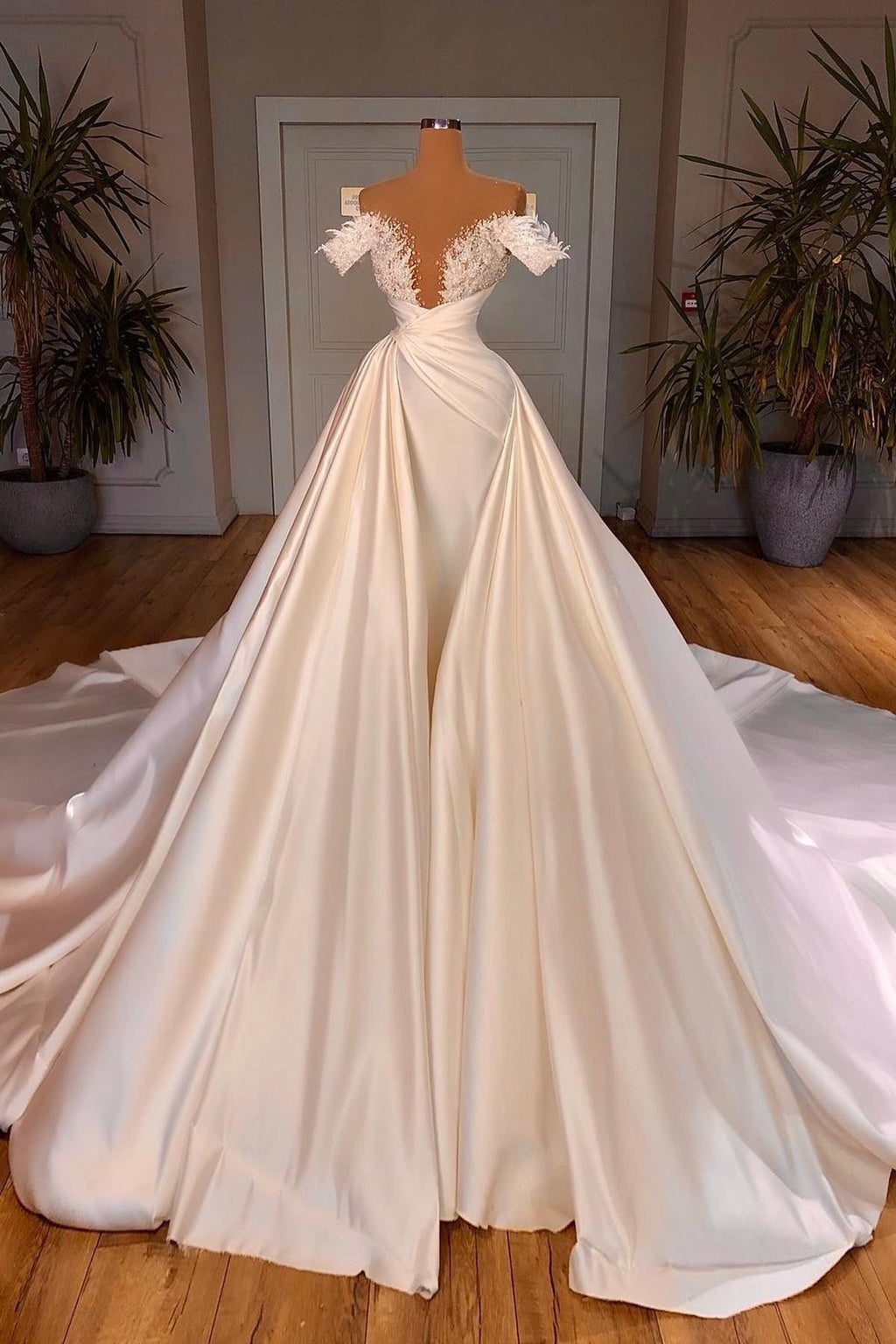 Robes de mariée Biztunnel Charmantes Longues en Satin et Dentelle, Coupe trapèze, épaules dénudées