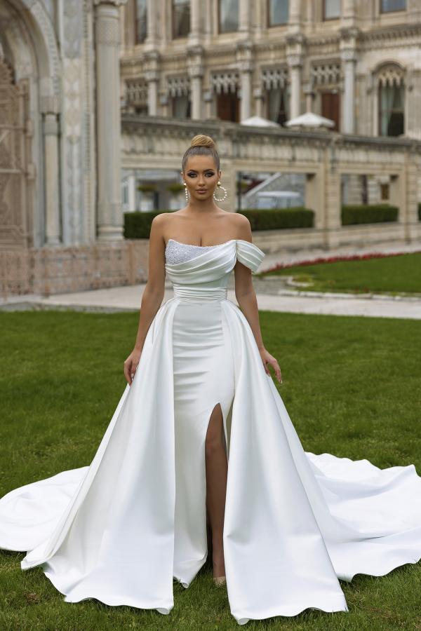 Robe de mariée sirène longue Biztunnel Fabulous, asymétrique, traîne chapelle, en satin et volants