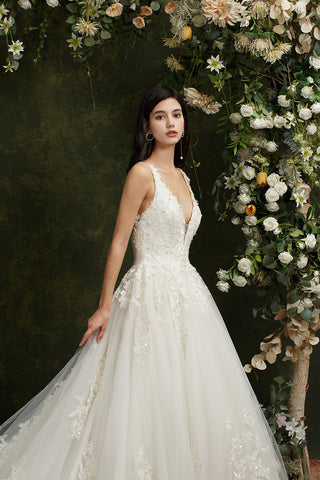 Vestidos de novia largos de corte A con escote en V, tul y encaje sin espalda de Biztunnel