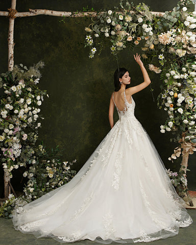 Vestidos de novia largos de corte A con escote en V, tul y encaje sin espalda de Biztunnel