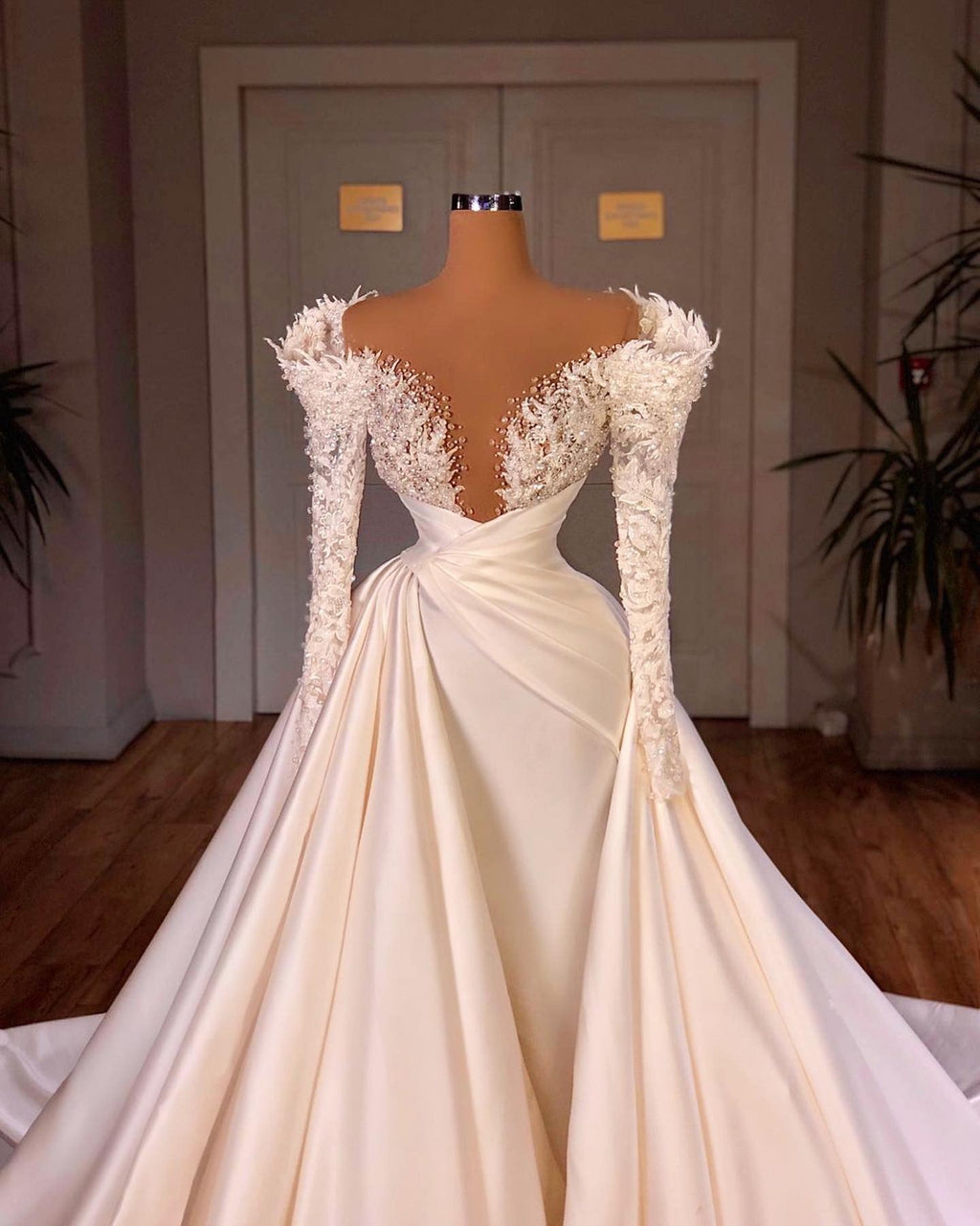Robe de mariée sirène longue en satin et dentelle à manches Biztunnel, col en V