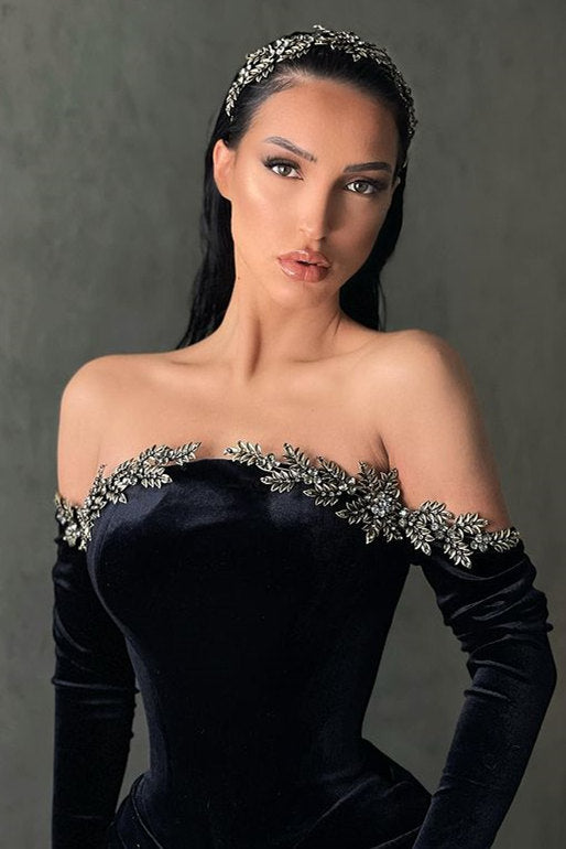 Robe de bal sirène en velours noir fendue jusqu'à la cuisse, épaules dénudées