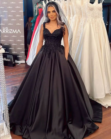 Vestido de novia largo de corte princesa negro con escote corazón y volantes de satén