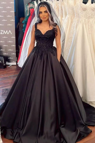 Vestido de novia largo de corte princesa negro con escote corazón y volantes de satén