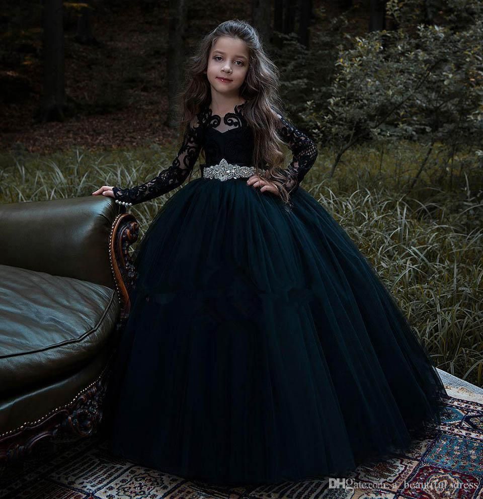 Robe de demoiselle d'honneur noire à manches longues, ornée d'appliqués de dentelle et de perles, en tulle et style princesse.