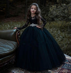 Robe de demoiselle d'honneur noire à manches longues, ornée d'appliqués de dentelle et de perles, en tulle et style princesse.
