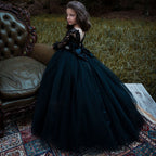 Robe de demoiselle d'honneur noire à manches longues, ornée d'appliqués de dentelle et de perles, en tulle et style princesse.