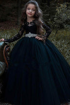 Robe de demoiselle d'honneur noire à manches longues, ornée d'appliqués de dentelle et de perles, en tulle et style princesse.