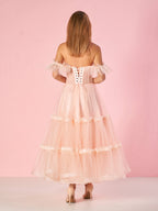 Vestido de fiesta de tul con volantes y corsé de corte en A