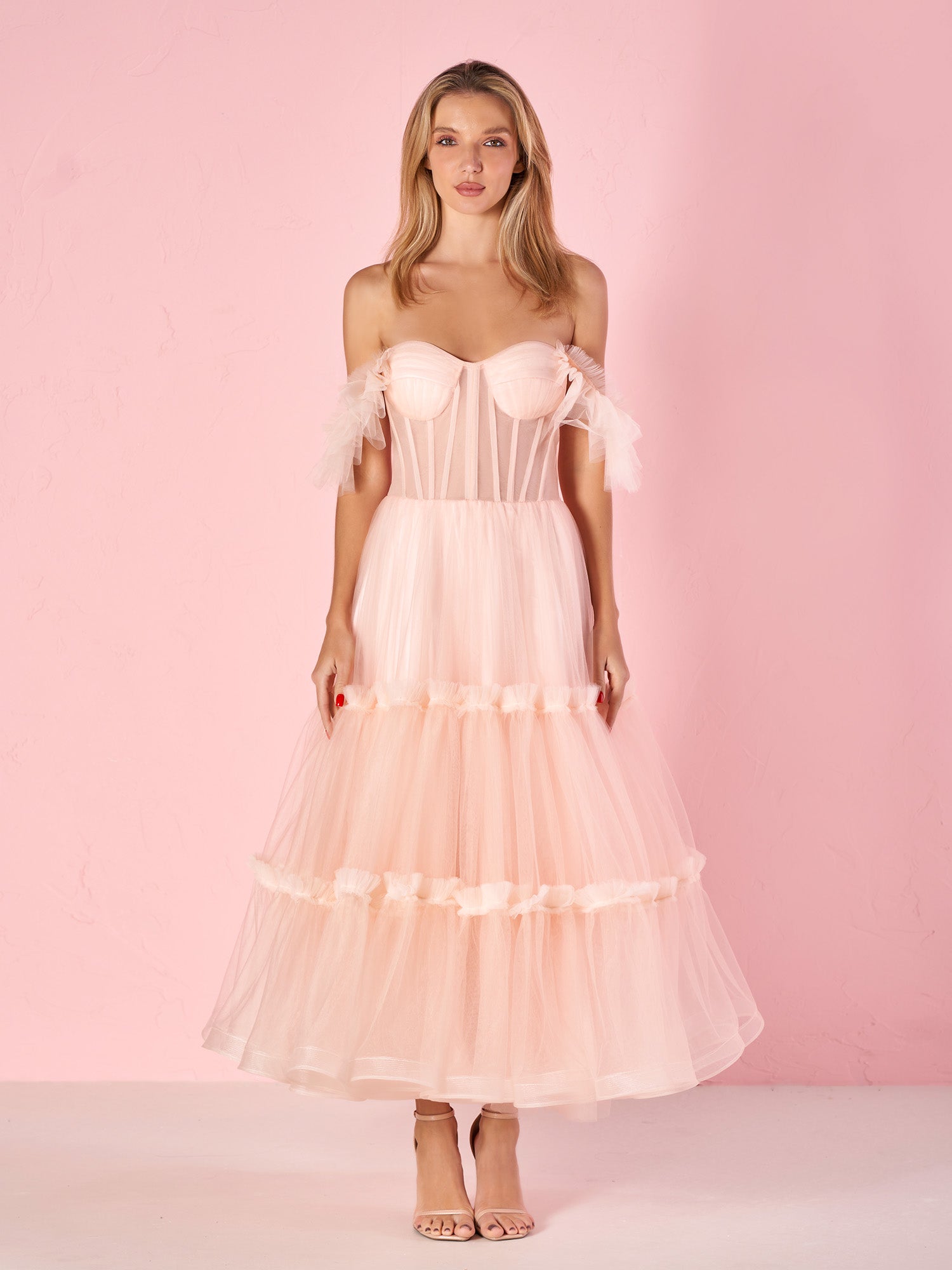 Vestido de fiesta de tul con volantes y corsé de corte en A