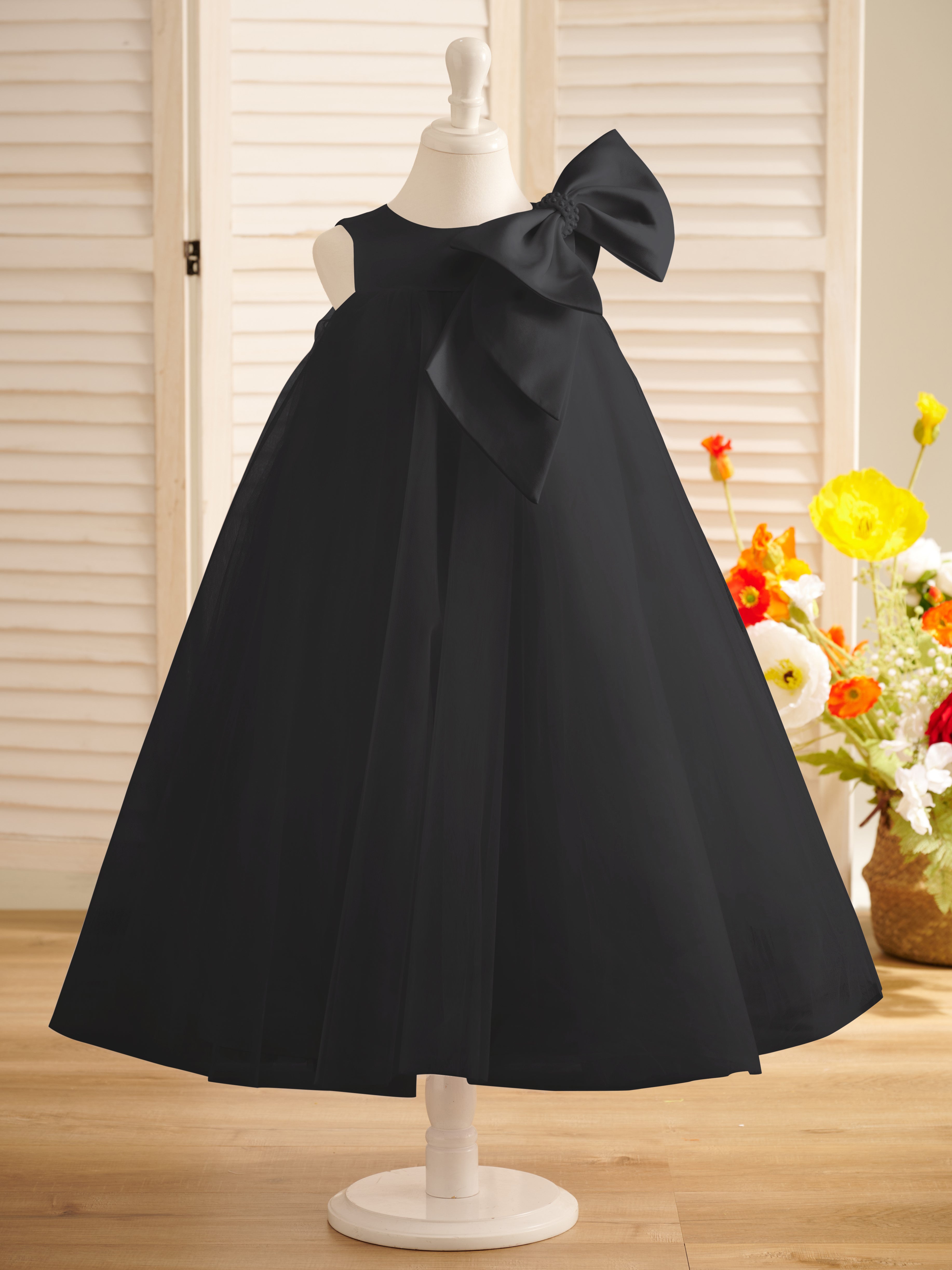 Vestido de niña pequeña de las flores, corte en A, con gran lazo y tul, hasta la rodilla. 