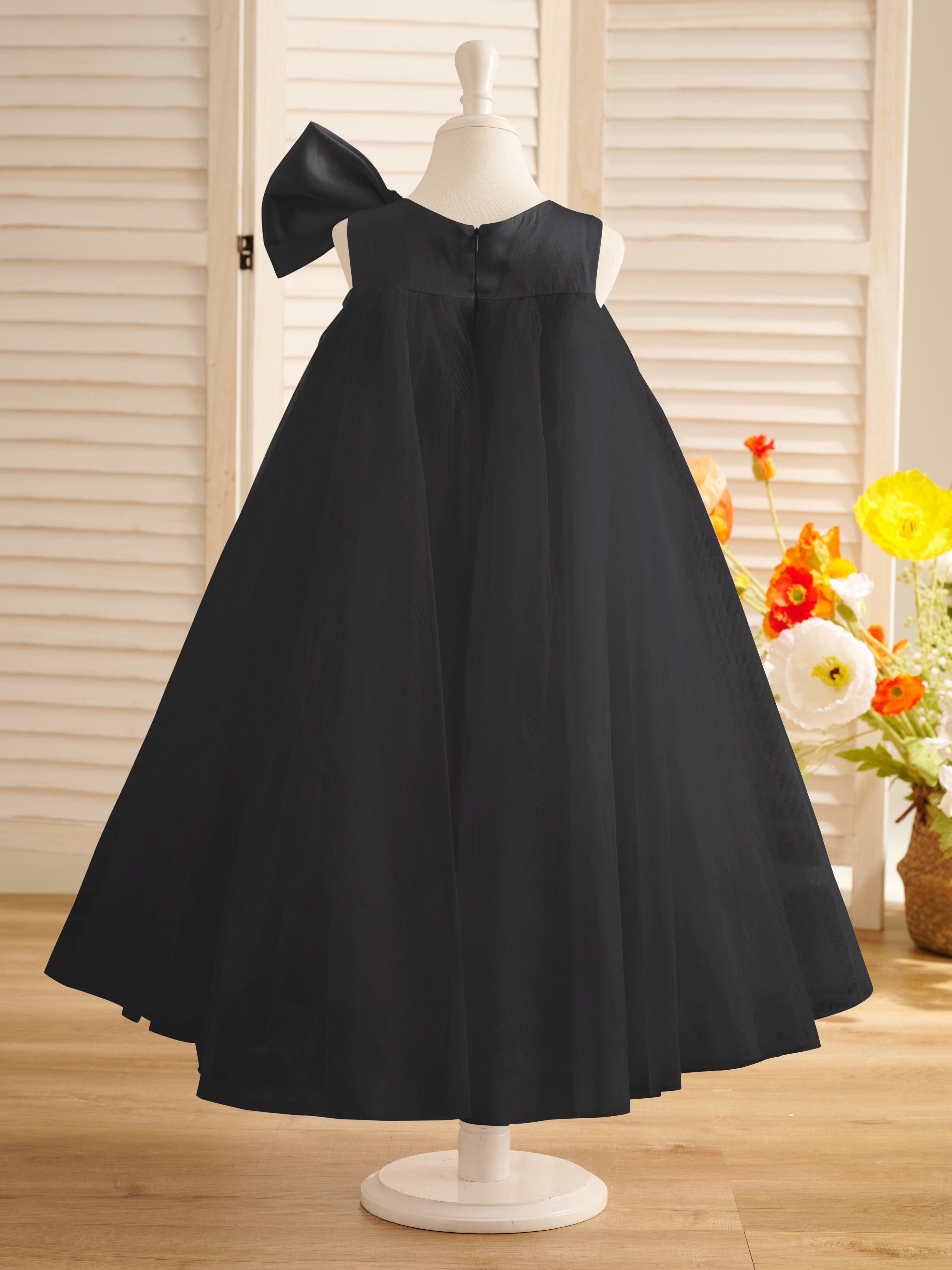 Vestido de niña pequeña de las flores, corte en A, con gran lazo y tul, hasta la rodilla. 