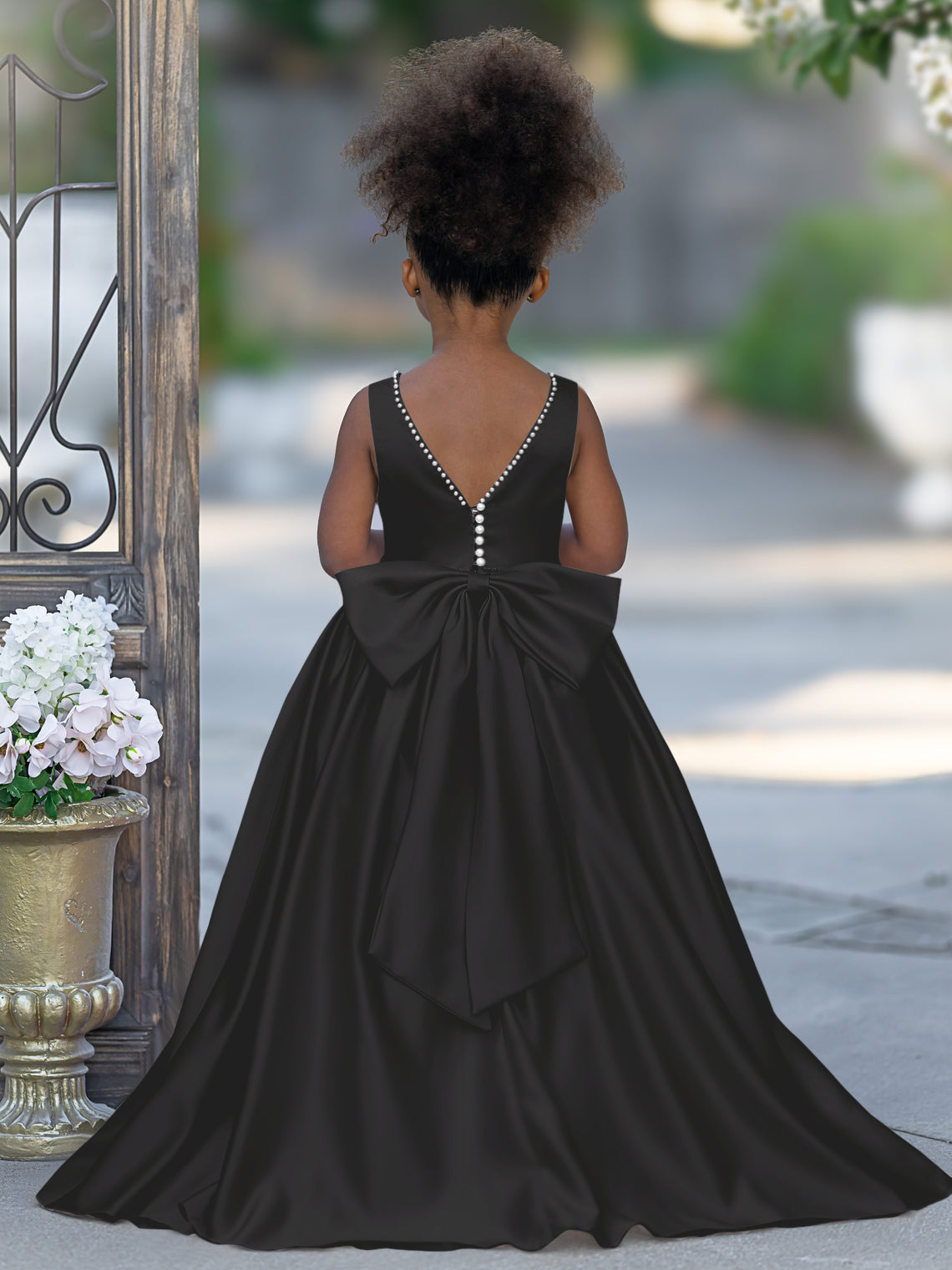 Vestido rosa sin mangas de satén con escote con cuentas y detalle de lazo 