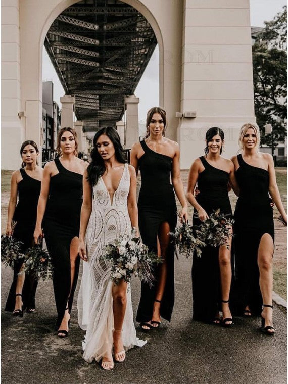 Vestidos de dama de honor negros de satén sencillos con corte sirena largo y abertura
