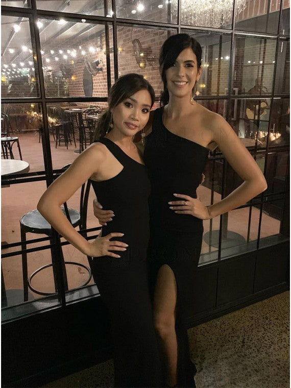 Vestidos de dama de honor negros de satén sencillos con corte sirena largo y abertura