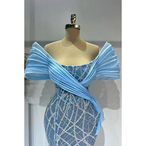 Vestido de noche azul con hombros descubiertos, corte tubo, largo y abertura para fiesta 