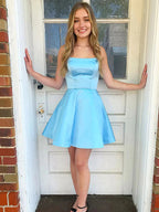 Robe de bal bleue courte trapèze sans bretelles et dos nu