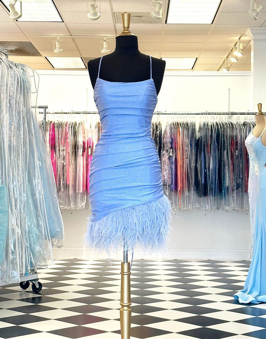 Vestido azul marino de corte recto para baile de bienvenida con plumas
