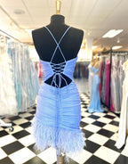 Vestido azul marino de corte recto para baile de bienvenida con plumas