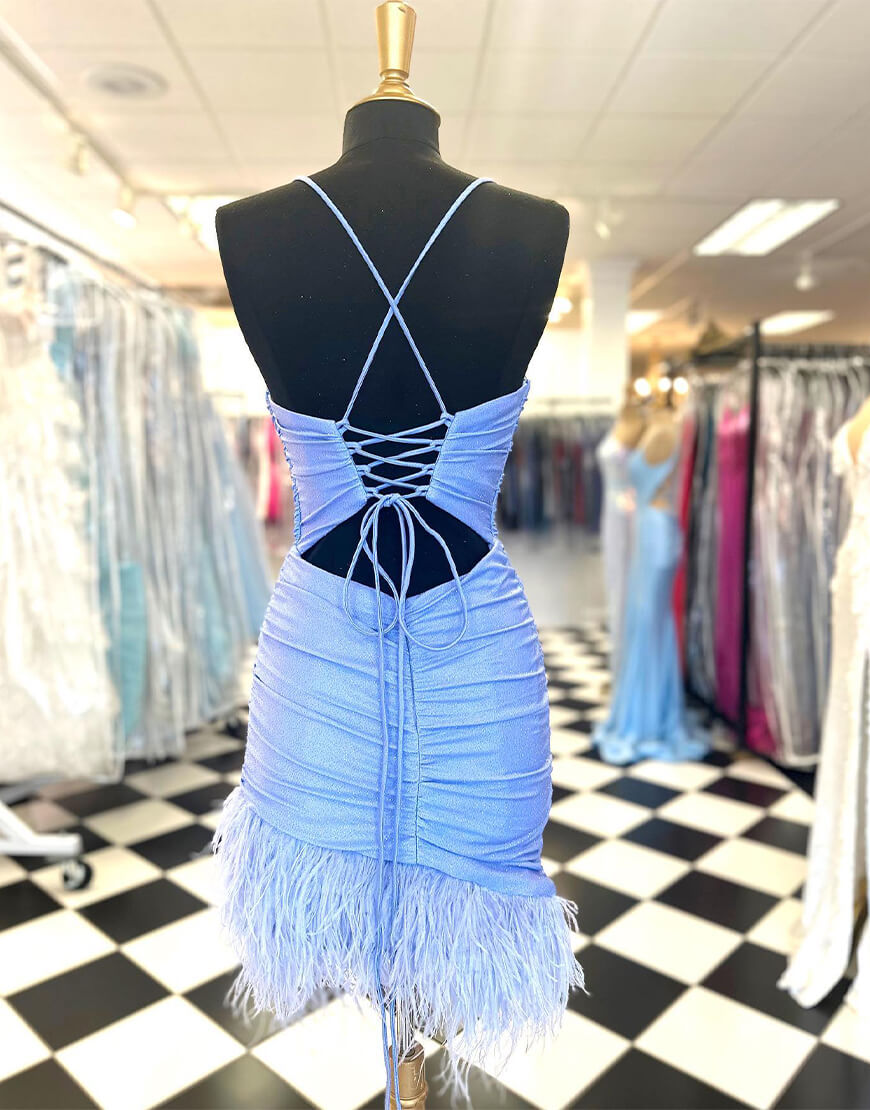 Vestido azul marino de corte recto para baile de bienvenida con plumas