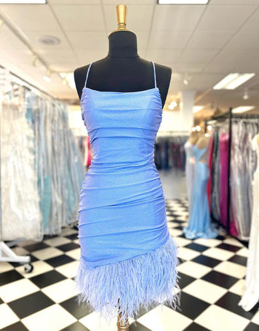 Vestido azul marino de corte recto para baile de bienvenida con plumas