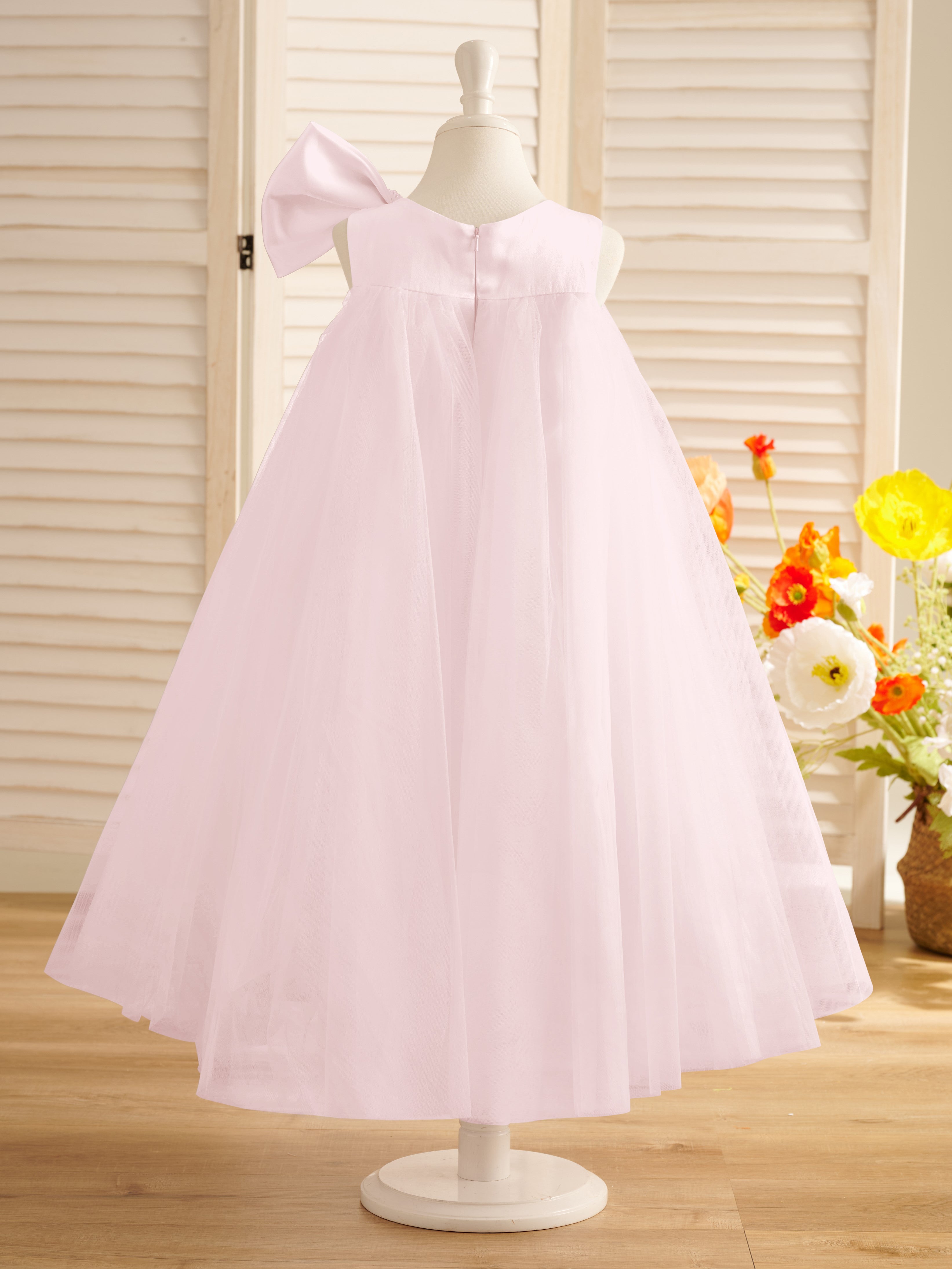 Vestido de niña pequeña de las flores, corte en A, con gran lazo y tul, hasta la rodilla. 