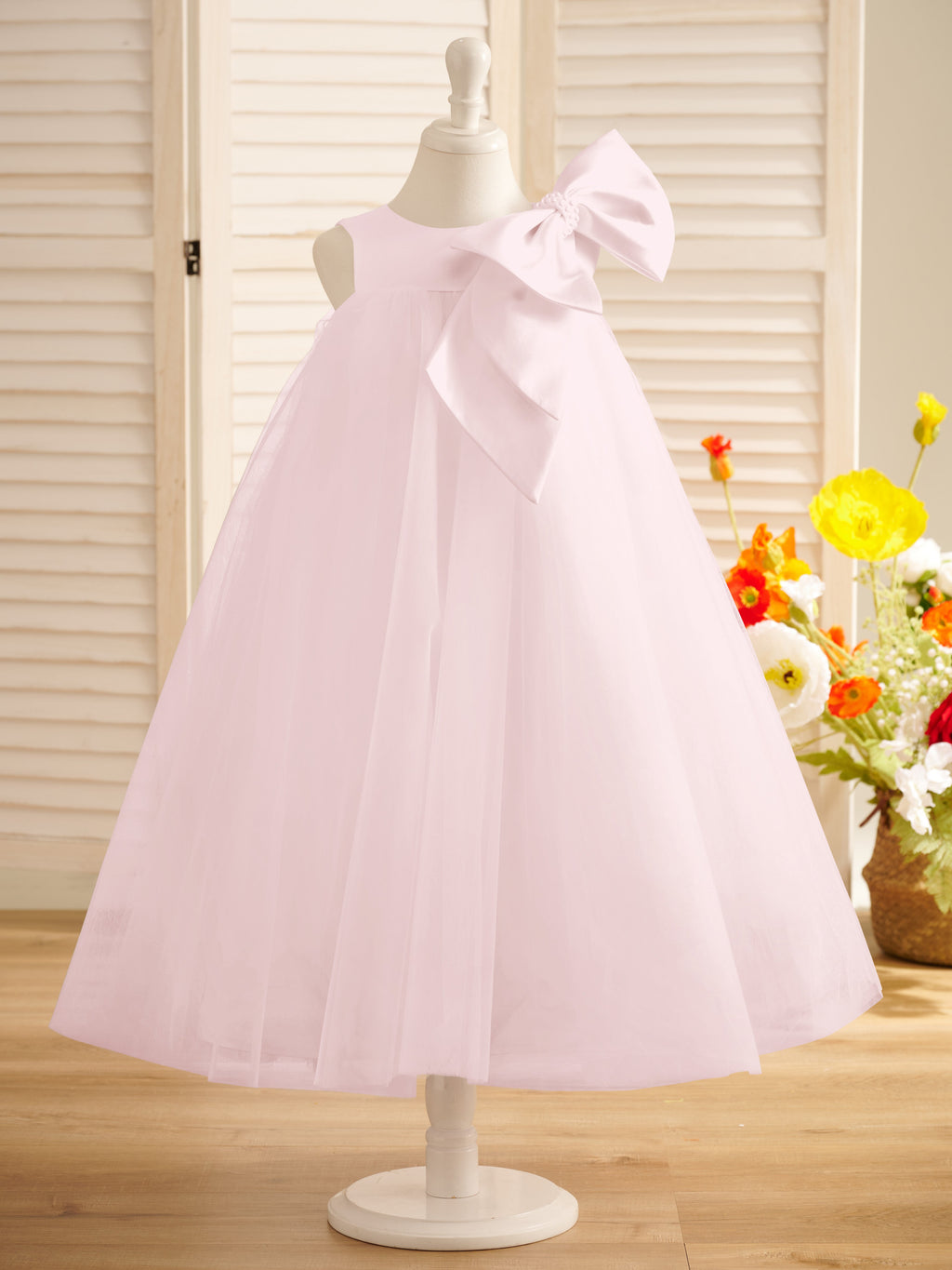 Vestido de niña pequeña de las flores, corte en A, con gran lazo y tul, hasta la rodilla. 