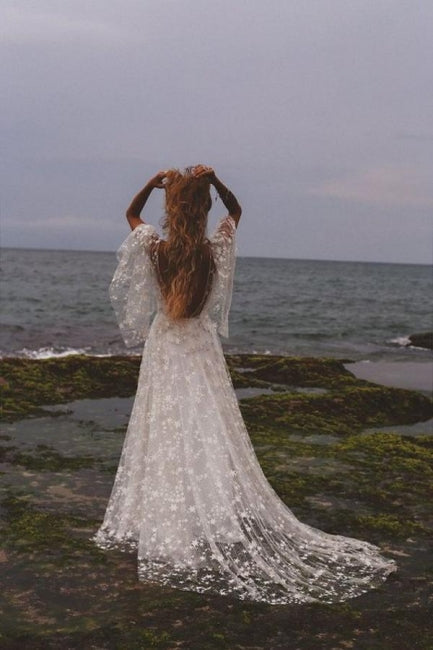 Robe de mariée bohème trapèze à manches longues et dos nu en dentelle