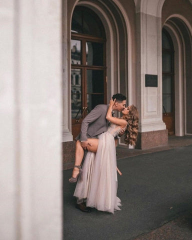 Vestidos de novia estilo boho, corte A, escote en V y abertura, con encaje.