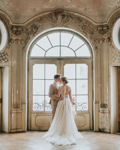 Vestido de novia largo de tul estilo boho, corte en A, con apliques de encaje